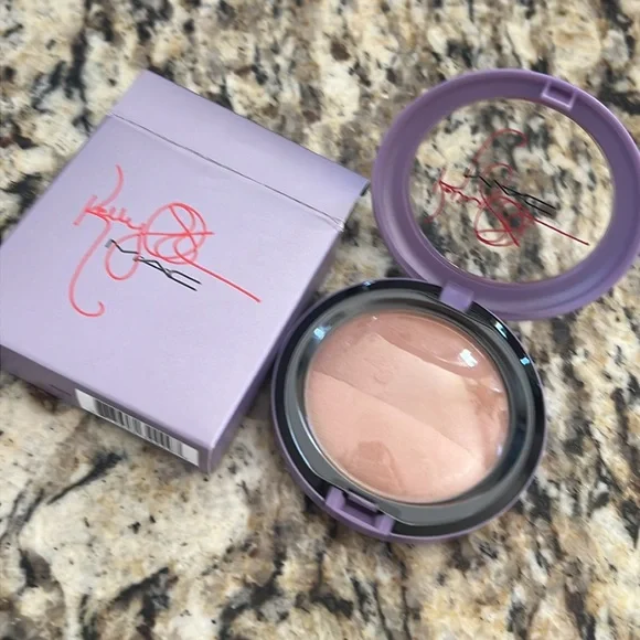 💕⚡️Mac x Kelly Osborne Jolly Good Mineralized Skinfinish - Picture 6 of 10